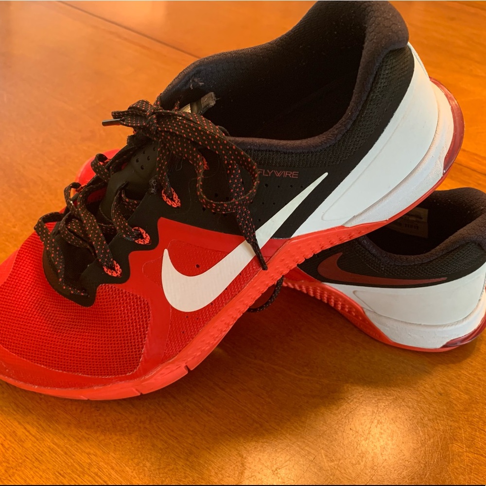 Men’s Nike Running Shoes. Gently used. Still has years left of use!